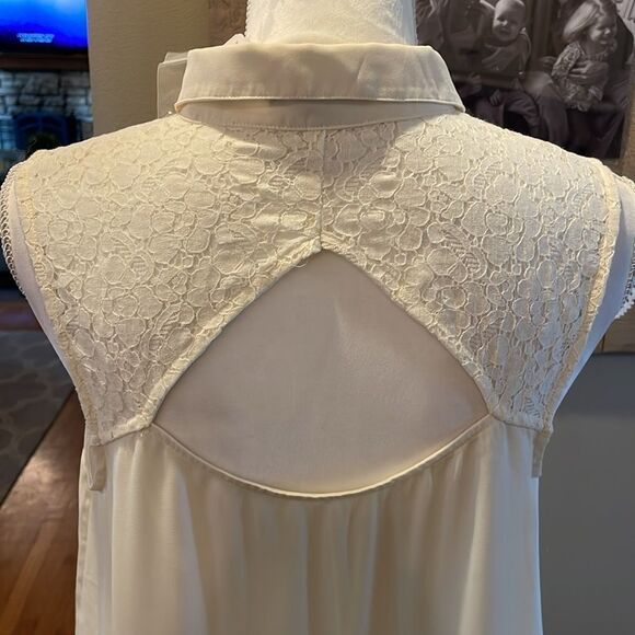 Forever 21 Cream Lace Cutout Button down sleeveless top - Picture 5 of 8